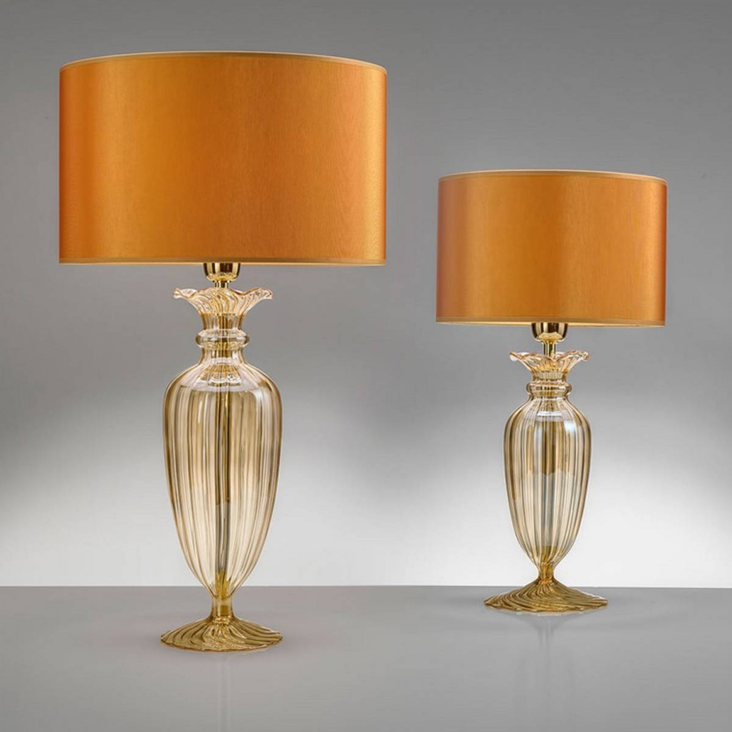 Lampada Da Tavolo Con Struttura In Metallo Oro Lucido 24k Base In Vetro Di Murano Soffiato E Lavorato A Mano 1 Luce E27