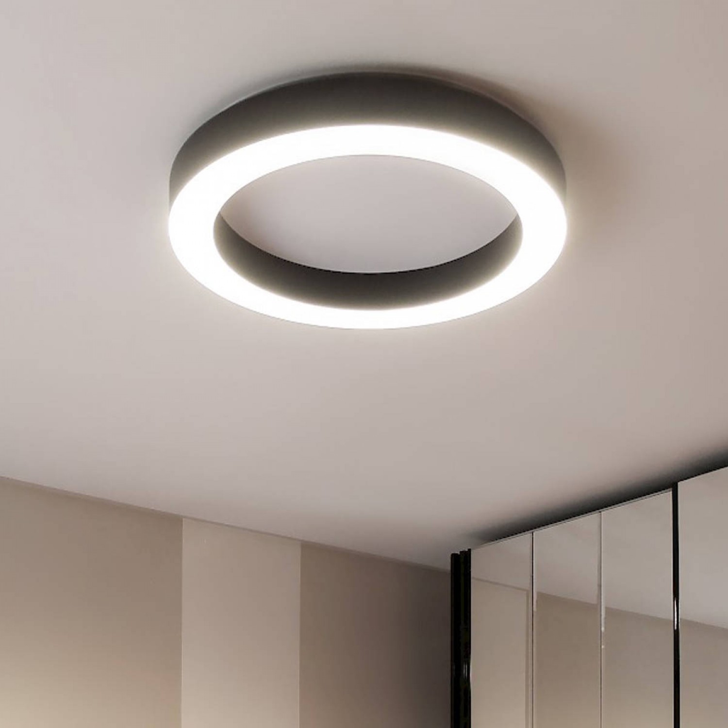 Plafoniera minimale con struttura in alluminio, dalla forma circolare a  forma di anello con colore bianco con luce a led ( 50W ) integrata