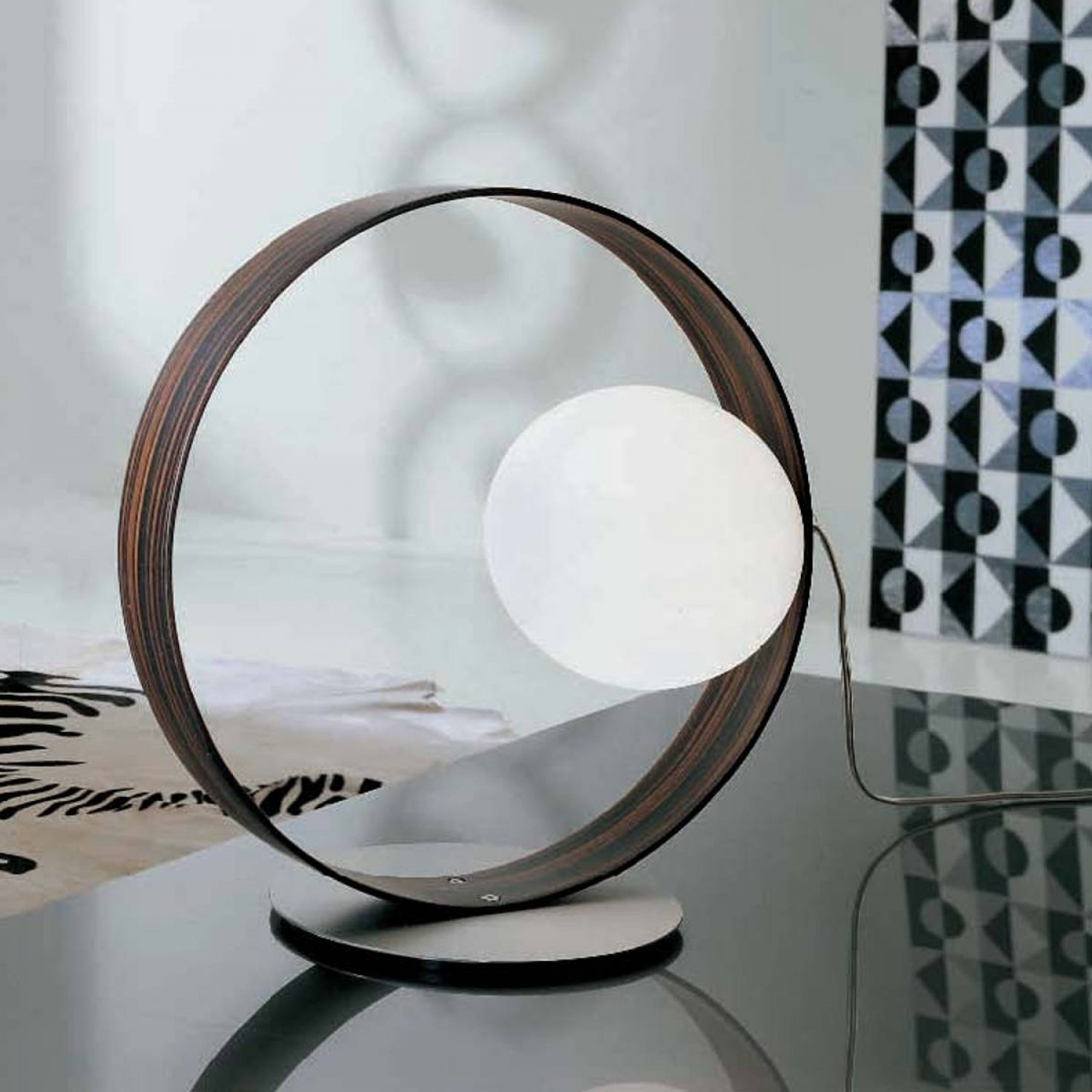 Leucos Itre Collezione Giuko Lampada Da Tavolo Con Diffusore In Vetro Bianco Soffiato 1 Punto Luce Bispina G9 Dimensioni Base In Alluminio Satinati Lunga 35 Cm Altezza 36 Cm Spessore 15 Cm Pierlux Illuminazione