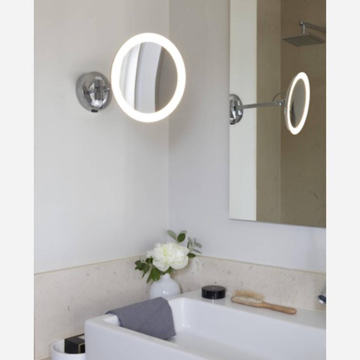 Elegante Specchio con sistema di illuminazione a led integrato e braccio  mobile, luce a LED 5.8W ( 2700°K - 76 lm ) Pierlux Illuminazione