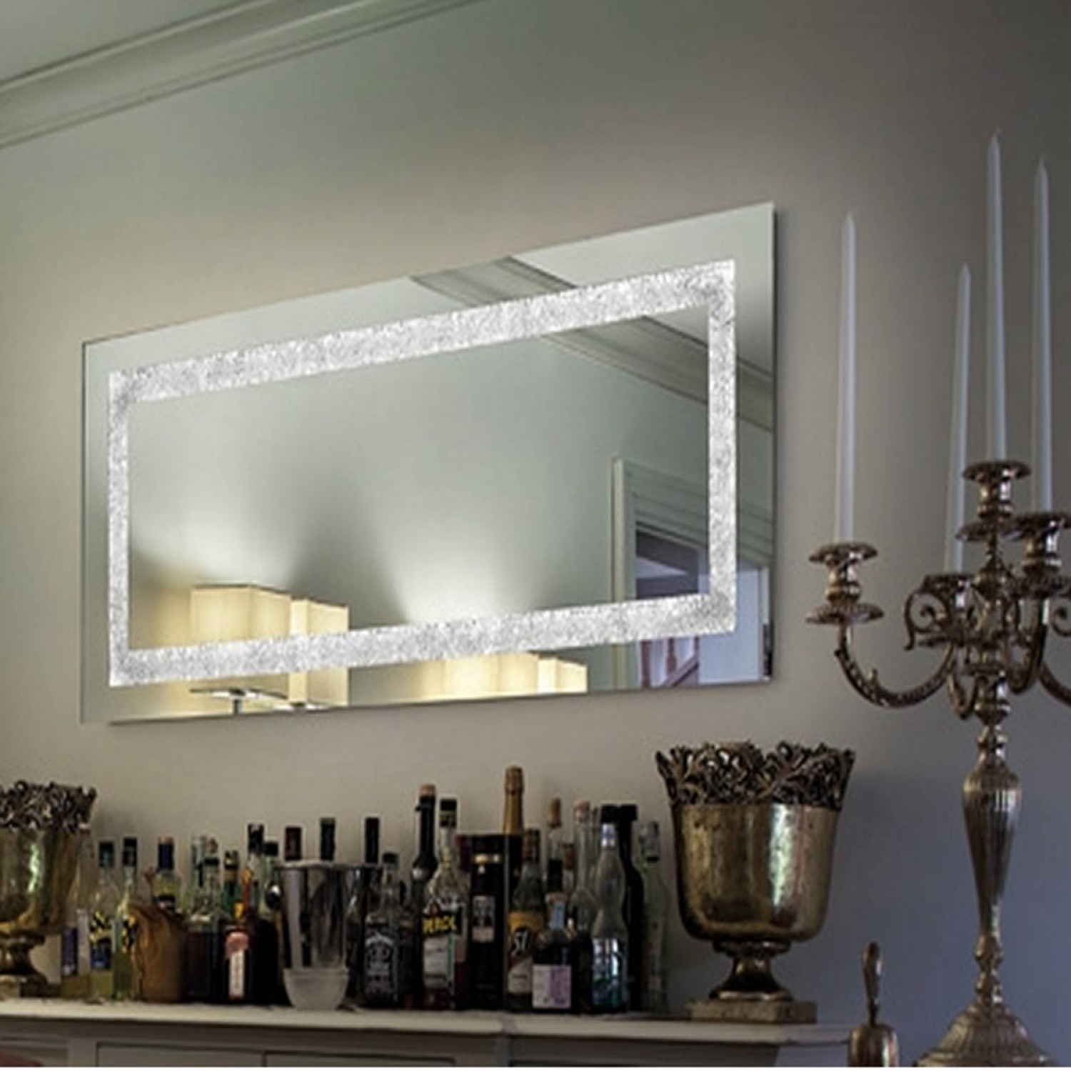 Elegante specchio da parete impreziosito da una sofisticata