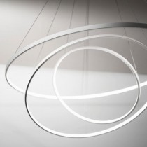 Sospensione LED 71W 4970lm, con struttura in alluminio verniciato bianco o nero. Tonalità di luce 3200K.