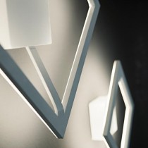Applique LED 24W 2880lm, con montatura in alluminio verniciato bianco gofrato. Tonalità di luce 3000K.