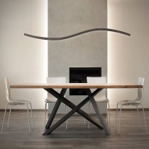 Sospensione minimale dalla forma ondulata con finitura in bianco ( disponibile anche in altre colorazioni ), luce a led ( 30W )