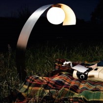 Ellequattro Lampada da terra o parete modello VIRGOLA 7070F da esterno , struttura in acciaio inox satinato, 1 luce 11w ( E27 )