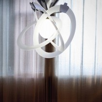 Originale lampada a sospensione con struttura in metallo cromato e vetri colorati, 1 luce 75W ( G9 )