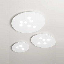 Plafoniera dal design moderno con struttura in metallo verniciato bianco, con diffusore in metacrilato. 3 luci GX53