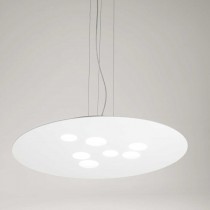 Sospensione dal design moderno con struttura in metallo verniciato bianco, con diffusore in metacrilato. 10 luci GX53