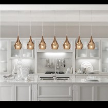 Sospensione dal design moderno con rosone in metallo cromato, diffusore in vetro soffiato disponibile in diverse colorazioni. 1 luce E27