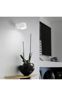 Applique LED 8.7W 650lm ( dimmerabile ), dal design moderno con struttura in alluminio verniciato bianco. Tonalità della luce 3000K.