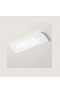 Plafoniera dal design moderno con struttura in metallo verniciato bianco, con diffusore in metacrilato. 3 luci 