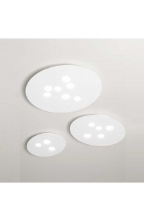 Plafoniera dal design moderno con struttura in metallo verniciato bianco, con diffusore in metacrilato. 3 luci GX53