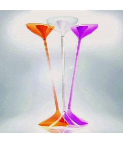 Particolare lampada da terra con struttura in Plexiglas colorato e termoformato ed estruso, 1 luce 105W ( E27 )