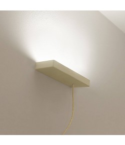 Lampada da parete, minimale di colore bianco ( disponibile anche in altre colorazioni ) con luce a led ( 35W ) integrata.