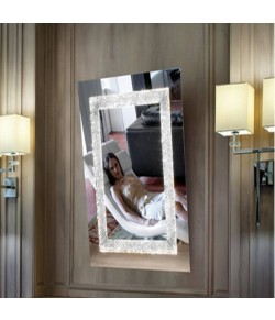 Elegante specchio da parete  impreziosito da una sofisticata cornice di cristalli, luce a LED integrata (31W)
