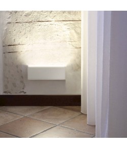 Lampada a parete, minimale di colore bianco ( disponibile anche in altre colorazioni ) con luce a led ( 35W )  con sistema RGBW integrato e telecomando .
