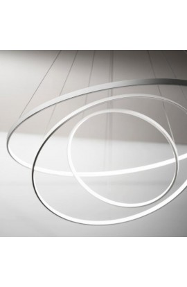 Sospensione LED 71W 4970lm, con struttura in alluminio verniciato bianco o nero. Tonalità di luce 3200K.