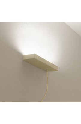 Lampada da parete, minimale di colore bianco ( disponibile anche in altre colorazioni ) con luce a led ( 35W ) integrata.