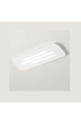 Plafoniera dal design moderno con struttura in metallo verniciato bianco, con diffusore in metacrilato. 3 luci 