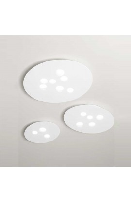 Plafoniera dal design moderno con struttura in metallo verniciato bianco, con diffusore in metacrilato. 3 luci GX53