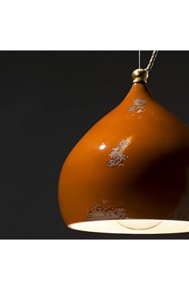 Sospensione in ceramica dal design ricercato, 1 luce 53W ( E27 ), disponibile in varie colorazioni.  