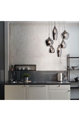 Sospensione dal design moderno con montatura in metallo verniciato disponibile in diverse finiture di colorazione, 3 luci (E14 MAX.40W)