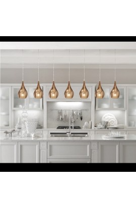 Sospensione dal design moderno con rosone in metallo cromato, diffusore in vetro soffiato disponibile in diverse colorazioni. 1 luce E27
